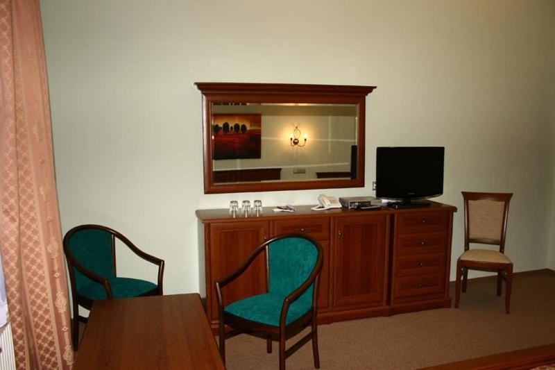 Zlaty Lev Hotel Louny Room photo