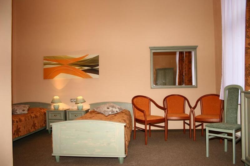 Zlaty Lev Hotel Louny Room photo